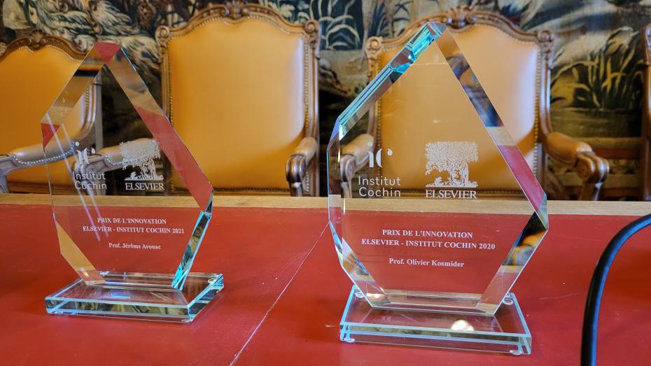 Les trophées remis aux lauréats du prix Elsevier-Institut Cochin 2022