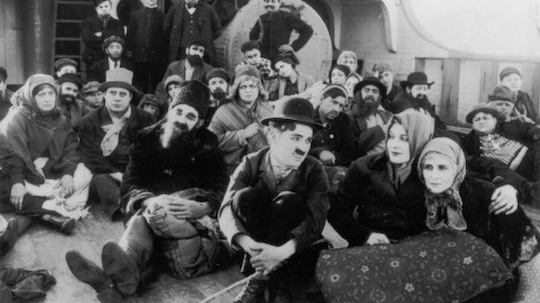 photo extraite du film muet Charlot émigrant (USA, 1916-1917, Mutual Film Corporation, 24 mn)