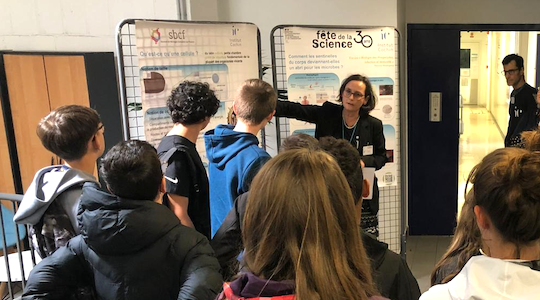 explications de la cellule autour d'une affiche
