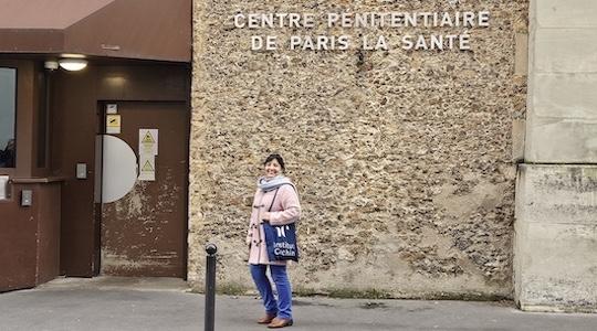 Cecilia Ramirez devant la prison de la Santé